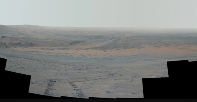 Este mosaico en color mejorado fue tomado el 27 de septiembre por el rover Perseverance mientras escalaba la pared occidental del Cráter Jezero. Se pueden ver muchos de los puntos de referencia visitados durante sus 3 años y medio de exploración.