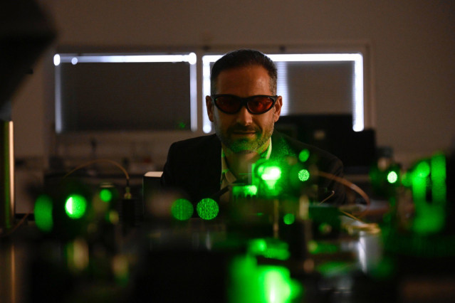 Javier Prior trabajando con la plataforma cuántica que han logrado desarrollar en la Universidad de Murcia.