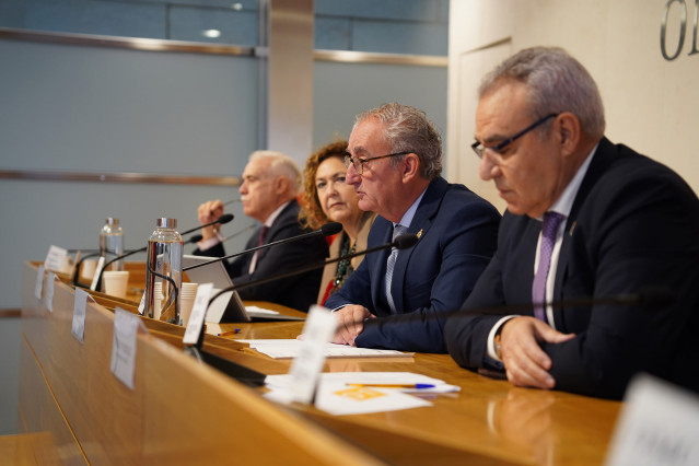 De izquierda a derecha: el tesorero de la OMC, Enrique Guilabert, la vicepresidenta primera, Maribel Moya, el presidente, Tomás Cobo, y el secretario general, José María Rodríguez