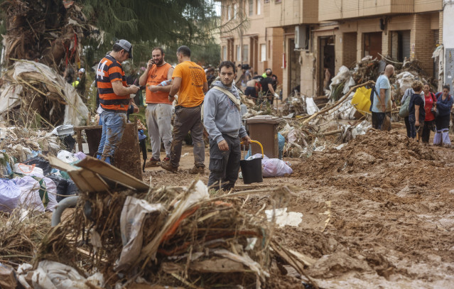 Varias personas limpian los estragos ocasionados por la DANA, a 1 de noviembre de 2024, en Paiporta, Valencia, Comunidad Valenciana (España). El sexto balance de fallecidos por el paso de la DANA por la provincia de Valencia deja 202 víctimas mortales. De
