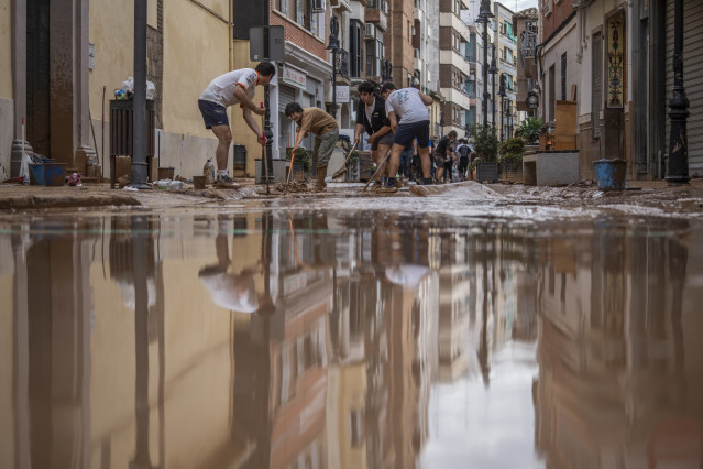 Varias personas colaboran en las labores de limpieza, a 31 de octubre de 2024, en Aldaia, Valencia, Comunidad Valenciana (España). Esta mañana se han reanudado las labores de búsqueda de los desaparecidos en las zonas afectadas por la ana en la Comunidad