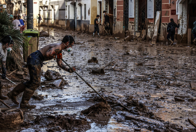 Varios voluntarios continúan la limpieza de las calles de Paiporta, a 6 de noviembre de 2024, en Paiporta, Valencia (Comunidad Valenciana). Nueve días después de que la DANA se saldase con 217 fallecidos, la mayoría en Valencia, Paiporta sigue siendo una