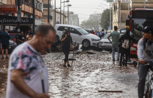 Varias personas realizan labores de limpieza tras el paso de la DANA por el barrio de La Torre de Valencia, a 30 de octubre de 2024, en Valencia, Comunidad Valenciana (España). La Comunitat Valenciana ha registrado la gota fría 'más adversa' del siglo en