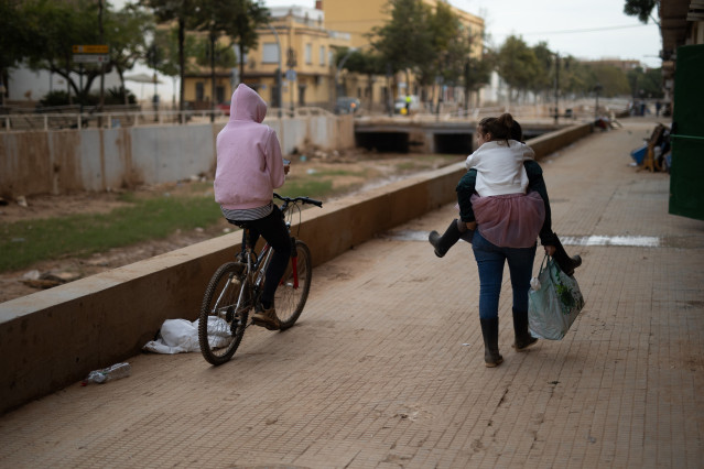 Varios niños pasean por una calle de Aldaia tras salir del colegio, a 12 de noviembre de 2024, en Aldaia, Valencia, Comunidad Valenciana (España). El pasado 29 de octubre una DANA asoló la provincia de Valencia. El resultado a día de hoy de la peor “gota