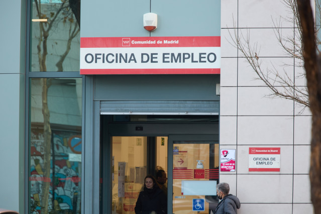 Archivo - Dos personas en la puerta de la oficina del Servicio Público de Empleo Estatal (SEPE) de la calle de Méndez Álvaro, a 3 de enero de 2023, en Madrid (España).