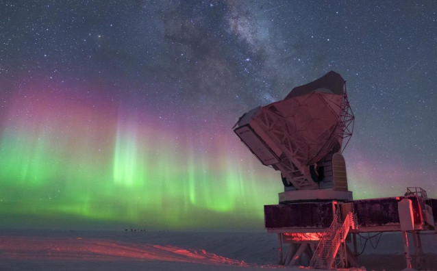 Un nuevo estudio utiliza datos recopilados por el Telescopio del Polo Sur, arriba, para profundizar nuestra comprensión de cómo nació y evolucionó el universo.