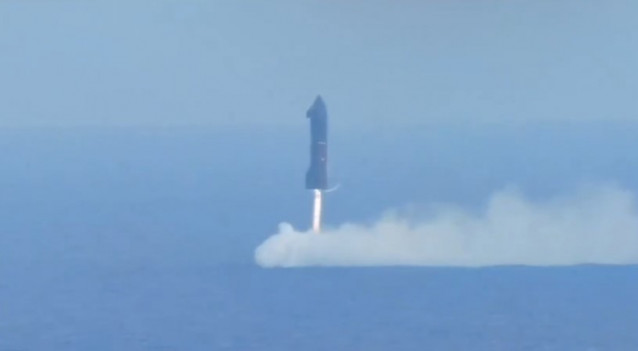 Starship amerizando en vertical en el Ïndico tras un vuelo orbital de más de una hora