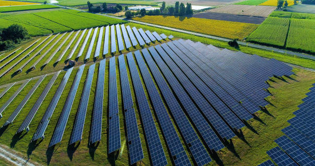 Archivo - Paneles solares