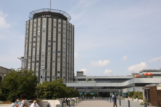 Archivo - Fachada del Hospital de La Paz, en Madrid (España), a 15 de septiembre de 2020. La Comunidad de Madrid comienza desde hoy la vacunación de los 150 participantes madrileños voluntarios en el ensayo clínico en fase 2 de la primera vacuna contra el