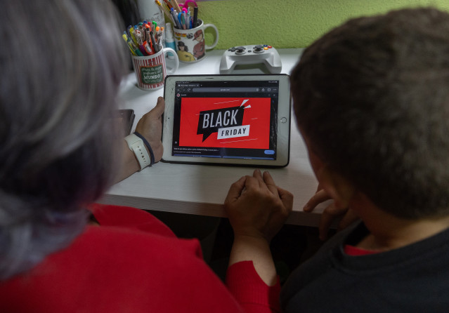 Dos personas miran una web de compras online, a 15 de noviembre de 2024, en Madrid (España). El próximo 29 de noviembre tendrá lugar el ‘Black Friday’, día en el que un 70% de los españoles tiene previsto realizar alguna compra. A la hora de realizar las