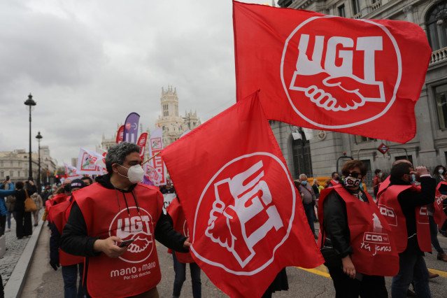 Archivo - Varias personas, con banderas de UGT Y CCOO se manifiestan desde el Ministerio de Sanidad hasta la Puerta del Sol para apoyar la Atención Primaria, a 27 de marzo de 2022, en Madrid (España). Con el lema ‘Salvemos la Atención Primaria’, la concen