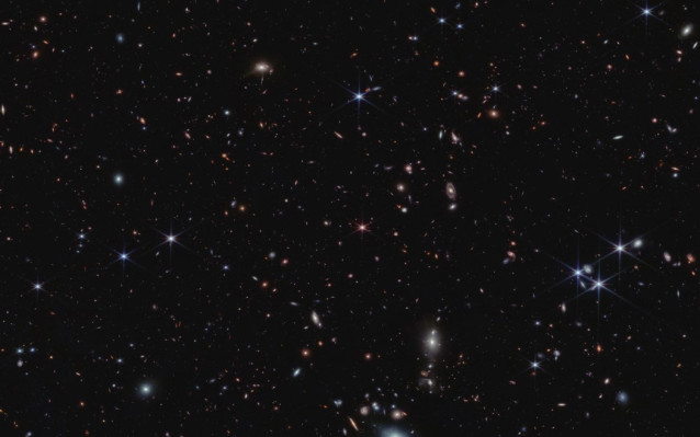 Más de 20.000 galaxias aparecen en esta imagen del telescopio espacial James Webb