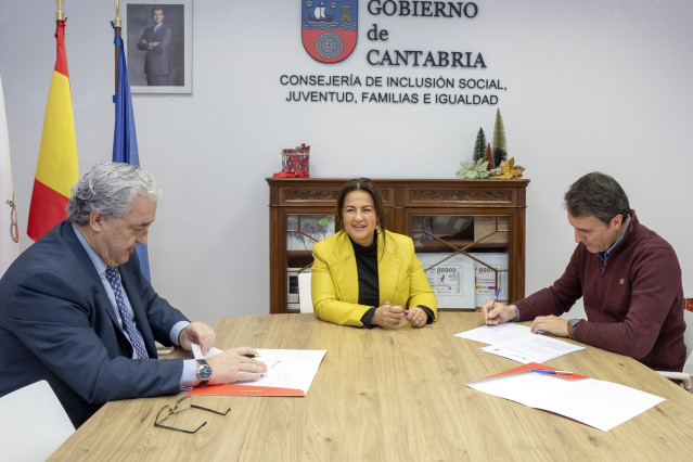 La consejera de Inclusión Social, Juventud, Familias e Igualdad, Begoña Gómez del Río, firma el convenio de cooperación al Desarrollo de la Fundación Cantabria Coopera con el Colegio de Médicos de Cantabria.
