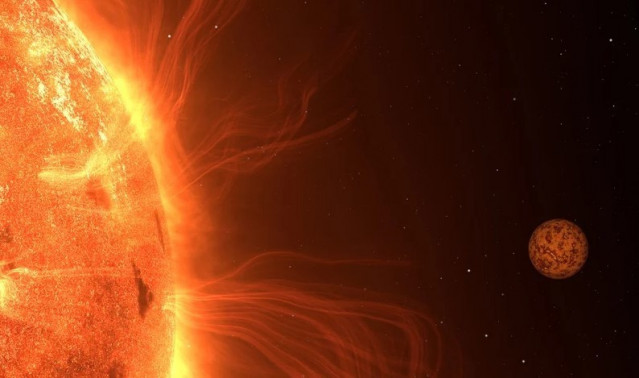 Una impresión artística de Trappist-1 b poco antes de pasar detrás de la fría estrella enana roja, Trappist-1. Estas estrellas son conocidas por su actividad con grandes manchas y erupciones. Trappist-1b puede experimentar un intenso vulcanismo.