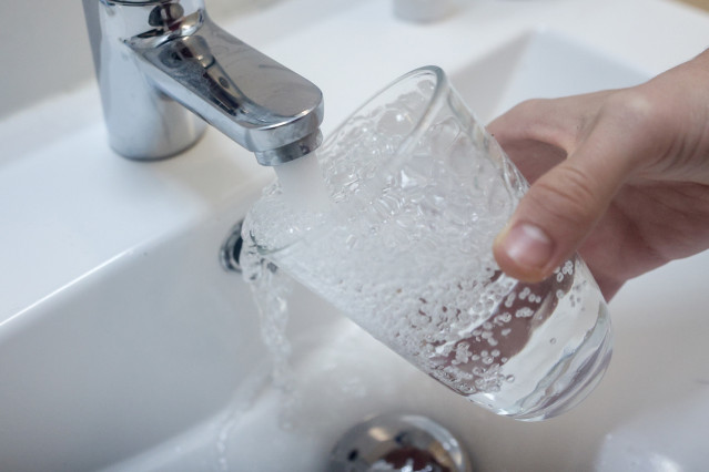 Archivo - Una persona llena un vaso de agua de un grifo, a 23 de marzo de 2024.