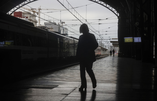 Archivo - Un tren parado en una estación de Cercanías a 14 de noviembre de 2024, en Valencia, Comunidad Valenciana (España). El pasado 29 de octubre una DANA asoló la provincia de Valencia. La peor gota fría del país en el siglo se salda con 216 víctimas