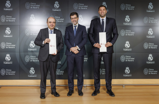 Firma del convenio entre la Fundación Real Madrid y la Clínica Universitaria de Navarra.