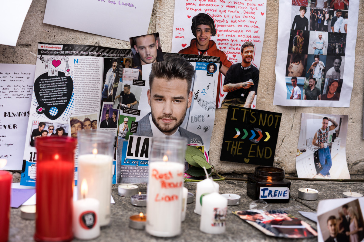 EuropaPress 6287891 homenaje memoria cantante liam payne plaza santa ana 20 octubre 2024 madrid