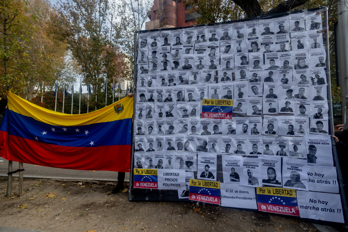 EuropaPress 6378555 cartel protesta fotografias junto bandera venezuela manifestacion