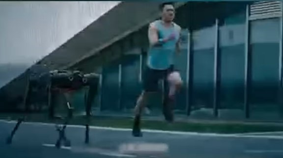 La Universidad de Zhejiang presentó el perro robot 'Heibao 2.0'. Con un peso de 38 kg y una altura de 0,63 m,