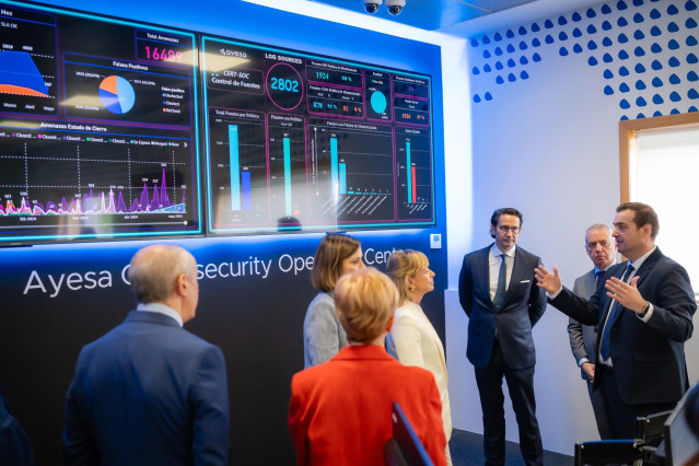 El director de Ciberseguridad de Ayesa, Álvaro Fraile, habla ante las autoridades que acudieron a la inauguración del SOC de la compañía