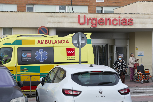Una ambulancia en las Urgencias del Hospital 12 de Octubre, a 8 de enero de 2024, en Madrid (España). Frente a la advertencia de los sindicatos que advertían de que la situación de las Urgencias en varios hospitales empeoraría con la llegada de la gripe,