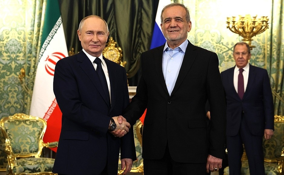 EuropaPress 6459337 presidente rusia vladimir putin presidente iran masud pezeshkian