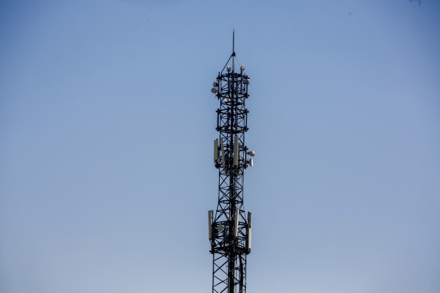 Archivo - Imagen de una antena de telefonía en la ciudad de Madrid.