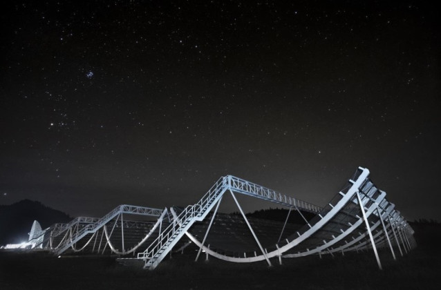 Los telescopios CHIME (mostrados aquí) detectaron la inusual ráfaga rápida de radio en febrero de 2024