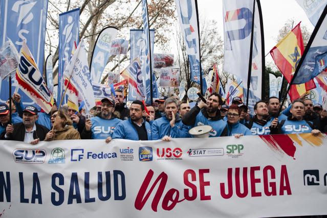 Varias personas durante una concentración, frente a la sede central de MUFACE, a 22 de enero de 2025, en Madrid (España). La Plataforma Intersindical frente al Colapso Sanitario, formada por los sindicatos USO, ANPE, FEDECA, SIAT, SPP, SUP UFP y USIE, ha