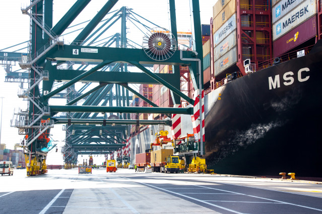 Archivo - Operaciones en el Puerto de Valencia (España).