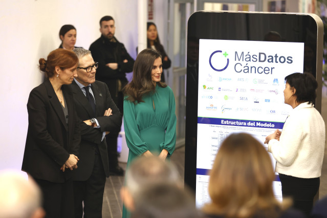 (I-D) La ministra de Sanidad, Mónica García, el presidente de la AECC, Ramón Reyes, y la Reina Letizia durante el acto institucional del 'Día Mundial contra el Cáncer' celebrado en el Espacio Rastro Madrid, a 04 de febrero de 2025, en Madrid (España). Se