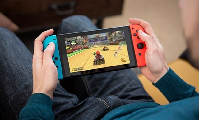 Archivo - Persona jugando con una consola Nintendo Switch