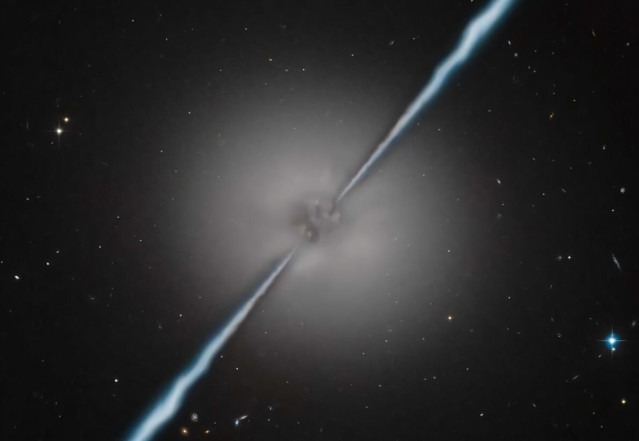 La galaxia objetivo de este estudio: una galaxia inactiva de hace 12 mil millones de años que está expulsando su reserva de gas. Se trata del ejemplo más distante de su tipo conocido hasta el momento.