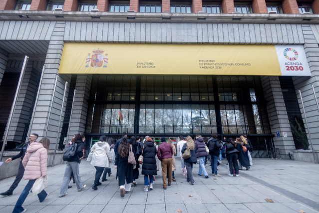 Varias personas entran a las pruebas de Formación Sanitaria, en el Ministerio de Sanidad, a 25 de enero de 2025, en Madrid (España). Hoy se celebra en toda España el examen de acceso de Formación Sanitaria Especializada en Medicina, Farmacia, Enfermería,