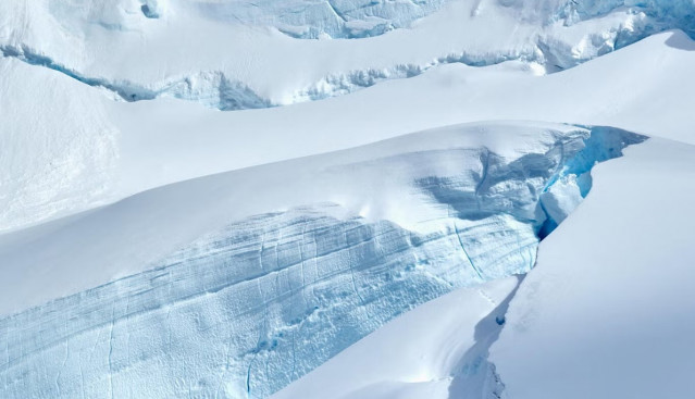 El modelo calcula con qué rapidez fluye el agua subglacial y dónde se acumula debajo del hielo.