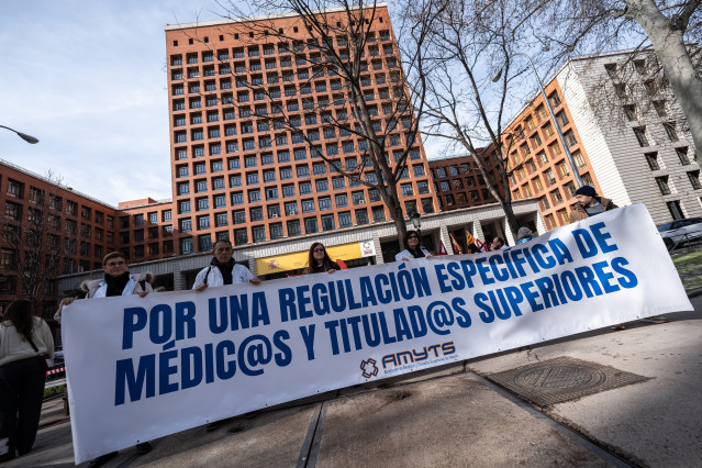 Varias personas sujetan una pancarta durante una concentración de los sindicatos médicos frente al Ministerio de Sanidad, a 13 de febrero de 2025, en Madrid (España). Los sindicatos médicos de todo el país se concentran para mostrar su disconformidad con