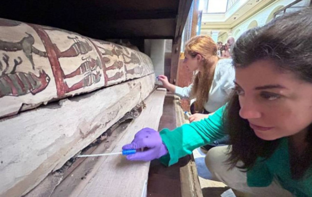 Trabajos de conservación en un antiguo sarcófago egipcio