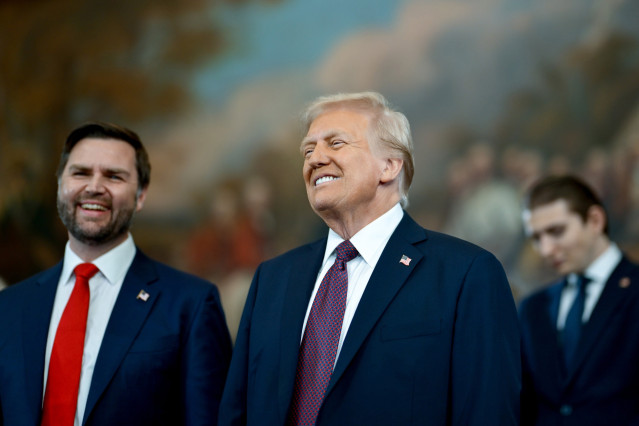 El presidente de Estados Unidos, Donald Trump, y su vicepresidente JD Vance posan sonrientes.