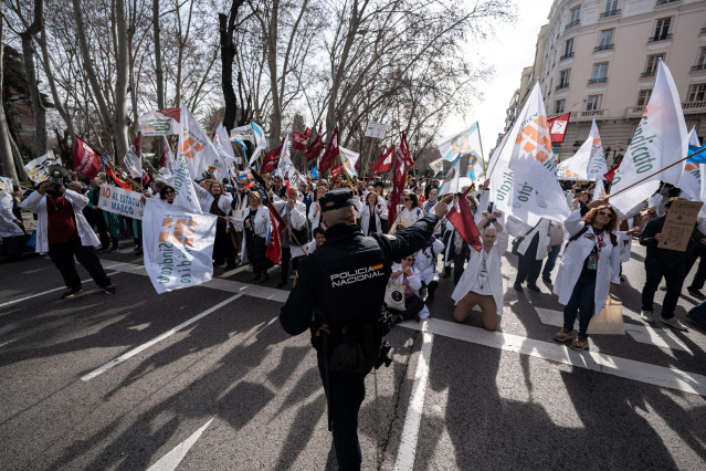 Decenas de personas durante una concentración de los sindicatos médicos frente al Ministerio de Sanidad, a 13 de febrero de 2025, en Madrid (España). Los sindicatos médicos de todo el país se concentran para mostrar su disconformidad con el borrador del E