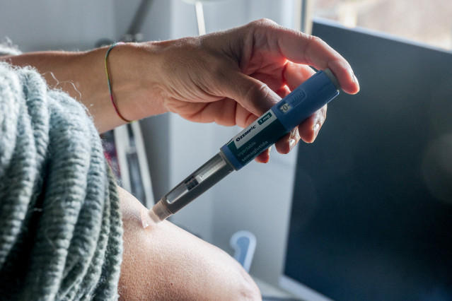 Archivo - Una persona utilizando Ozempic, a 2 de noviembre de 2023, en Madrid (España). Novo Nordisk, la firma danesa que fabrica Ozempic, ha presentado unos resultados trimestrales récord, con una subida de casi un 3% en Bolsa. Los ingresos de la empresa