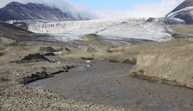 El río de deshielo fluye desde el término de Vallåkrabreen hacia el valle, donde se encuentra con numerosos manantiales de agua subterránea ricos en metano.