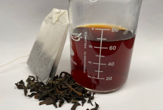 Un nuevo estudio descubre que preparar té elimina de forma natural el plomo y otros metales pesados tóxicos del agua.