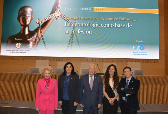 El presidente del CGE subraya que los códigos deontológicos son herramientas 'clave' para el cuidado del paciente