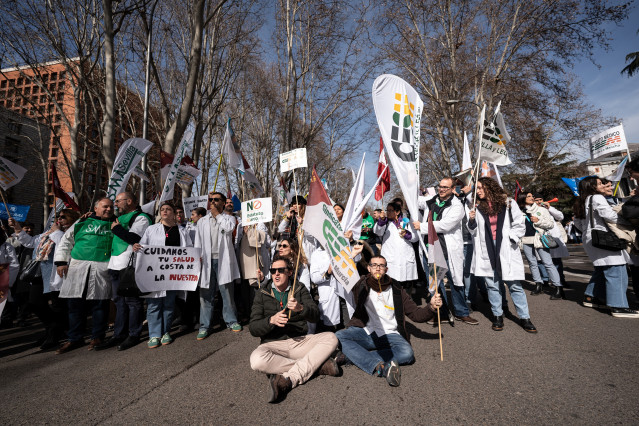 Decenas de personas durante una concentración de los sindicatos médicos frente al Ministerio de Sanidad, a 13 de febrero de 2025, en Madrid (España). Los sindicatos médicos de todo el país se concentran para mostrar su disconformidad con el borrador del E