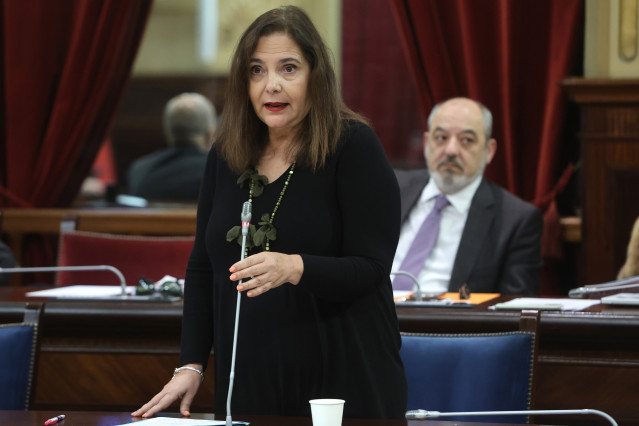 La consellera de Sanidad, Manuela García, durante una sesión plenaria, en el Parlament balear, a 4 de febrero de 2025, en Palma de Mallorca, Mallorca, Baleares (España). Una Proposición No de Ley (PNL) del PP instando al Gobierno central a reconocer que l
