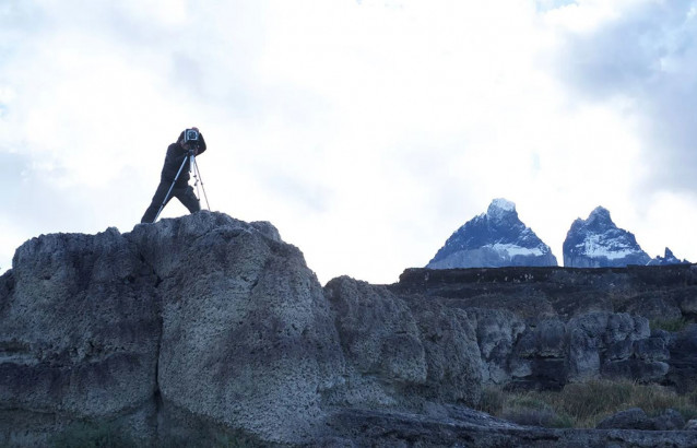 Una fotógrafa se encuentra en la cima de las 'rocas vivas' de la estromatolita en la Patagonia.