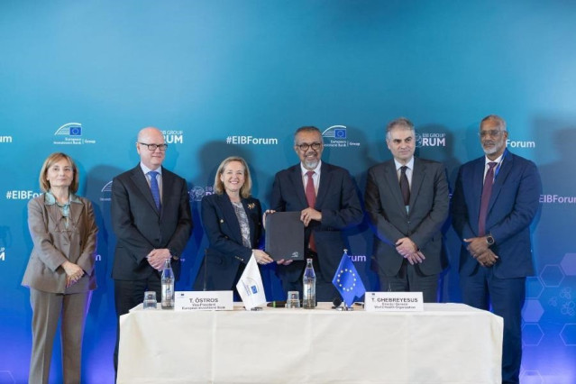Foto del acuerdo entre el Banco Europeo de Inversiones y la Organización Mundial de la Salud para reforzar el sistema sanitario de Líbano.