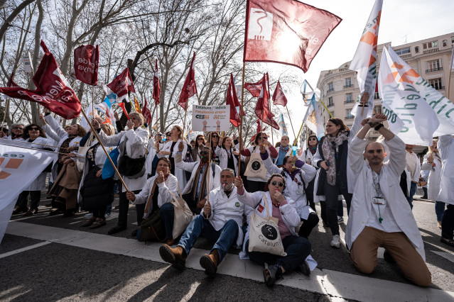 Decenas de personas durante una concentración de los sindicatos médicos frente al Ministerio de Sanidad, a 13 de febrero de 2025, en Madrid (España). Los sindicatos médicos de todo el país se concentran para mostrar su disconformidad con el borrador del E