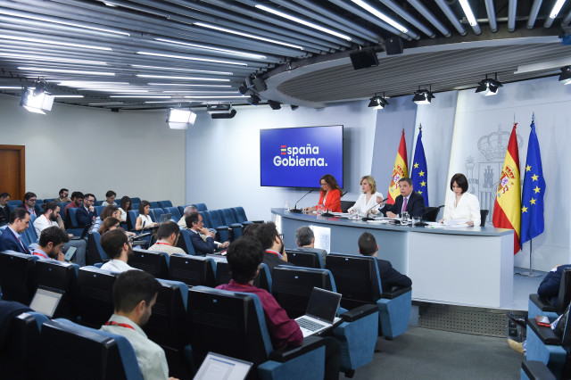 Archivo - (I-D) La ministra de Sanidad, Mónica García; la ministra Portavoz, Pilar Alegría; el ministro de Agricultura, Pesca y Alimentación, Luis Planas y la ministra de Ciencia, Innovación y Universidades, Diana Morant, durante una rueda de prensa poste